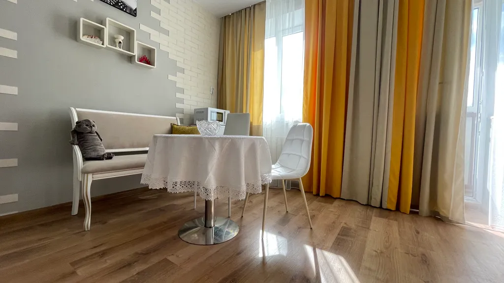 Белая студия в новом доме на центральной улице