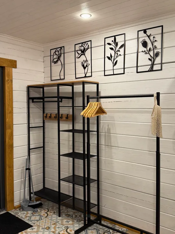 Белый дом и сосны