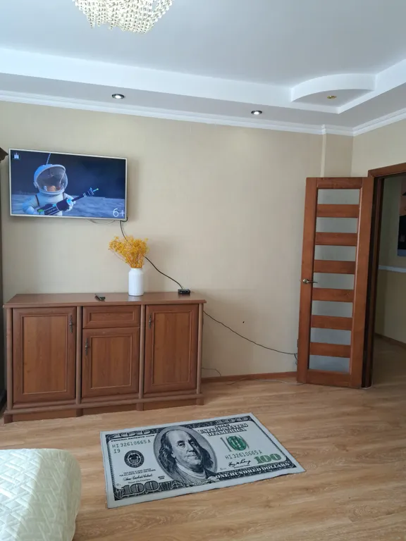 Трёхкомнатная, три кровати, диван, самый центр левого берега