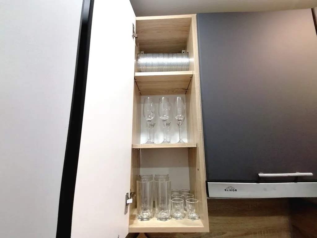 Уютная и тёплая квартира в центре города. Столовая расположена  в доме