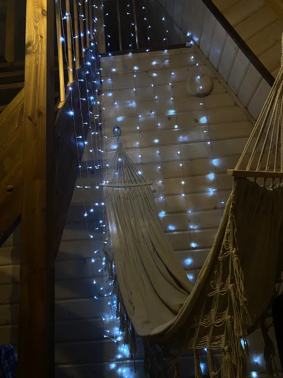 Стильный дом-шалаш с горячей купелью среди вековых сосен