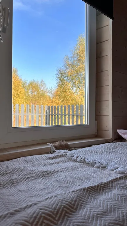 Уютный Белый дом у реки