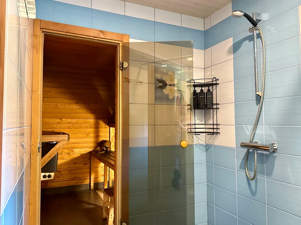 Коттедж с 3 спальнями, сауной, с видом на лес