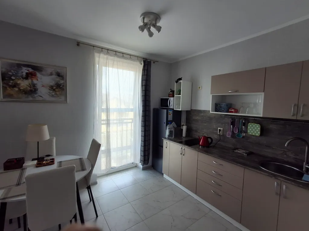 Современная студия в тихом районе, рядом с бассейном и  парковкой