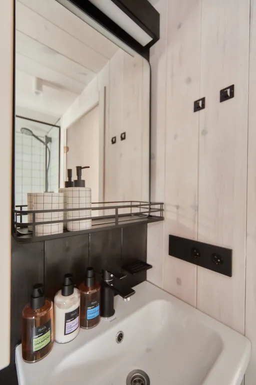 Домик на 2 с окном в потолке прямо на берегу