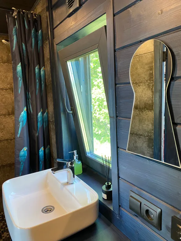 Smaland Musta House на берегу реки