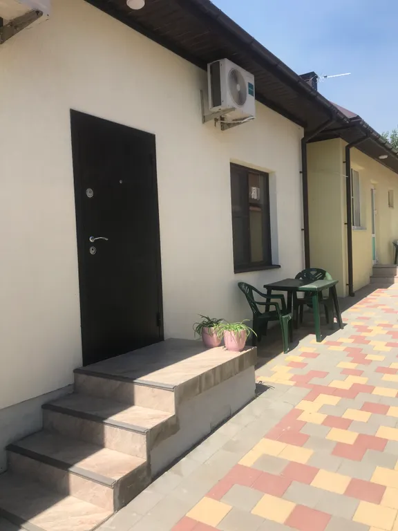 Двухместный номер в частном доме с бассейном, летней кухней