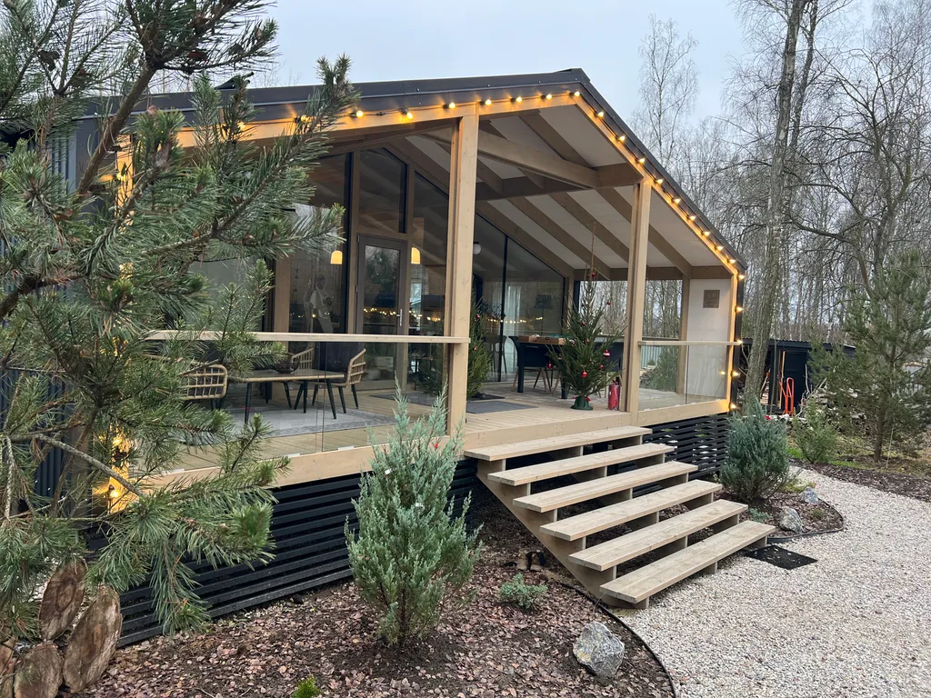 Уютный панорамный дом с баней в лесу