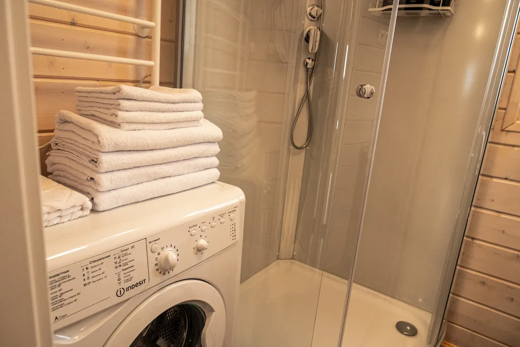 Новый стильный барнхаус с видом на лес