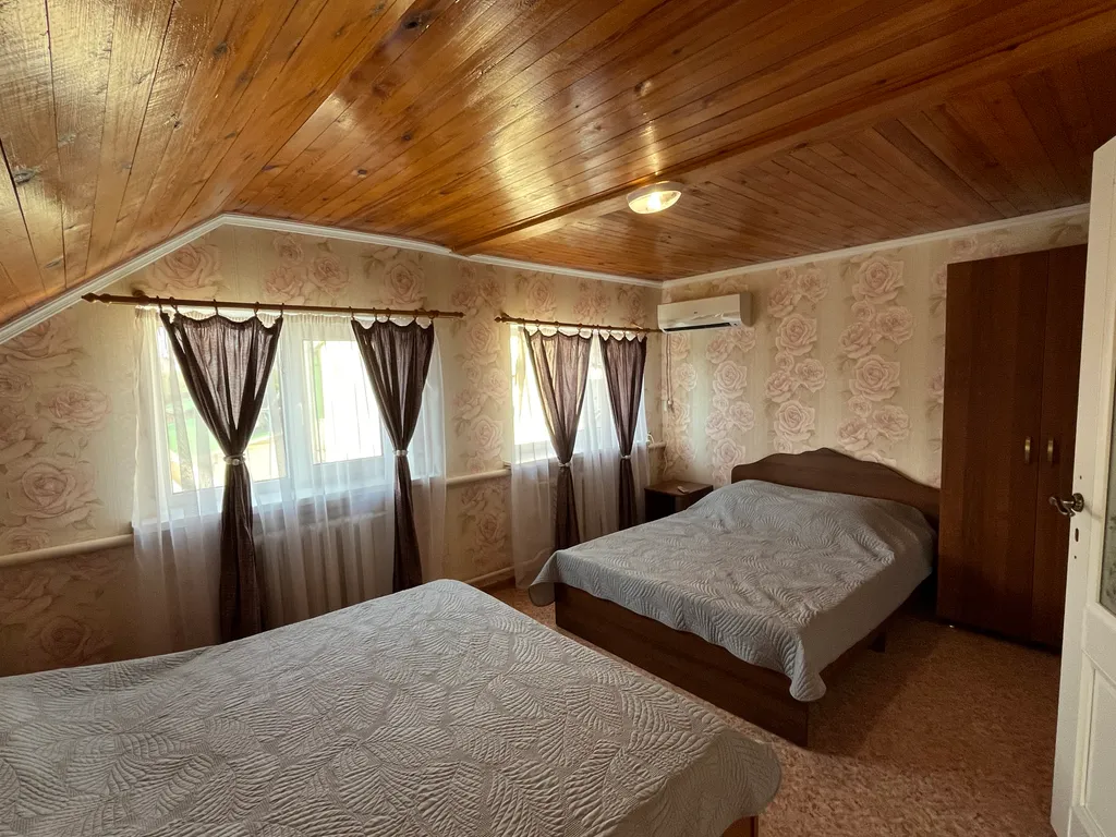 Двухэтажный дом с бассейном