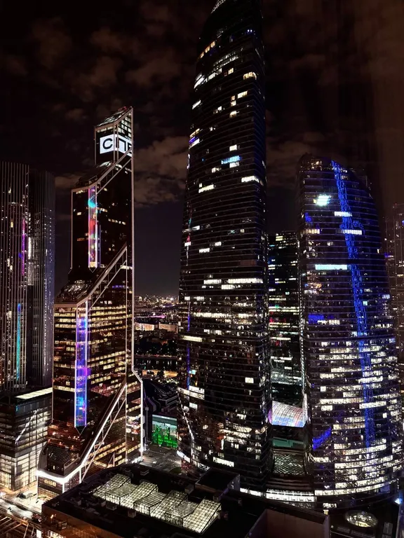Sky City Moscow LUX Студия с большим окном с видом на башни и город