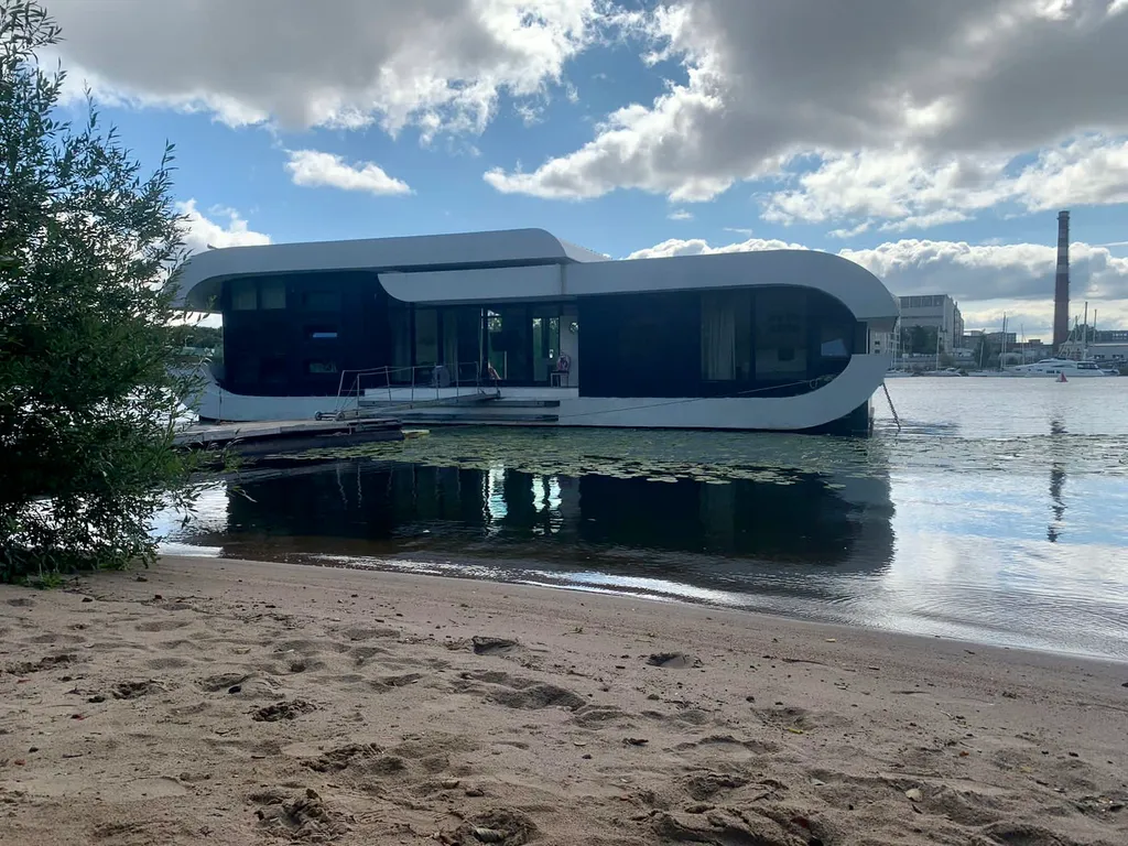 Дом на воде на Крестовском острове