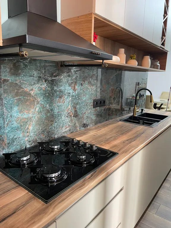 Stylish apartment with mountain and metro views