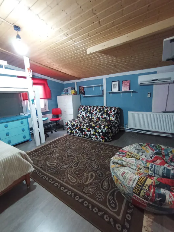 Дом с баней, бассейном и беседкой