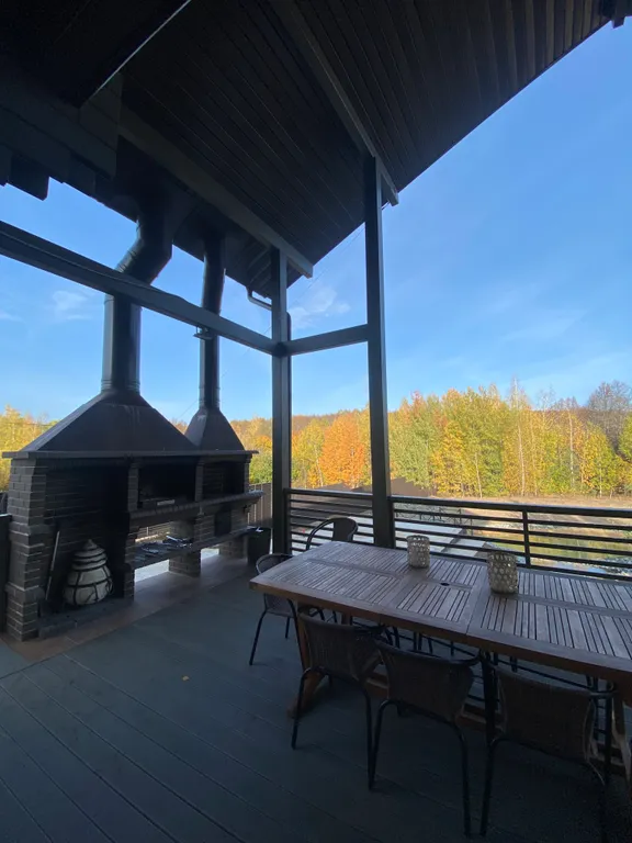 Загородный дом у леса с собственным прудом