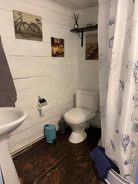 Дом с баней на берегу реки Волга с большой территорией