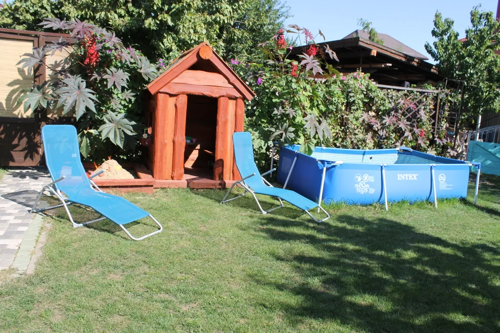 Коттеджу моря: костровая чаша камин детская территория бассейн баттут.