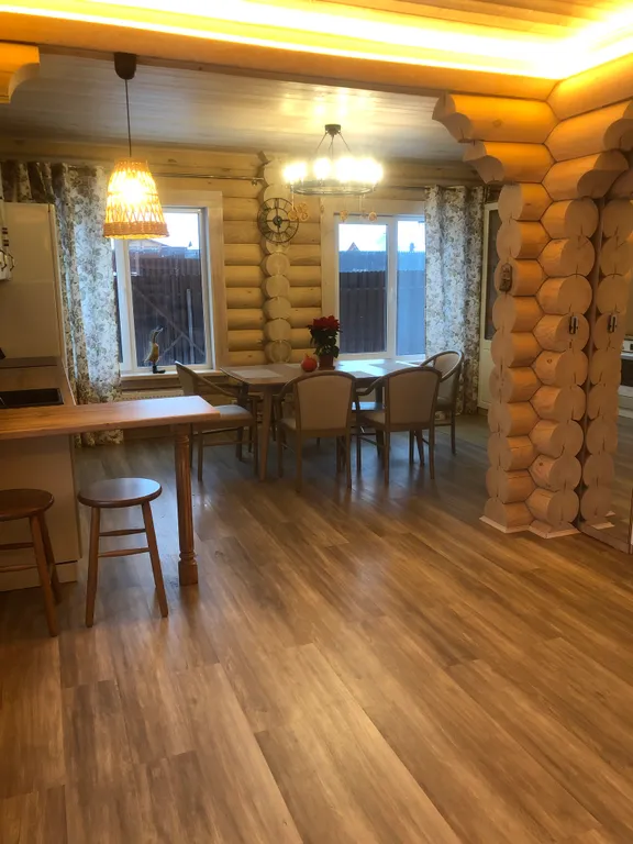 Дом у озера с теннисным столом