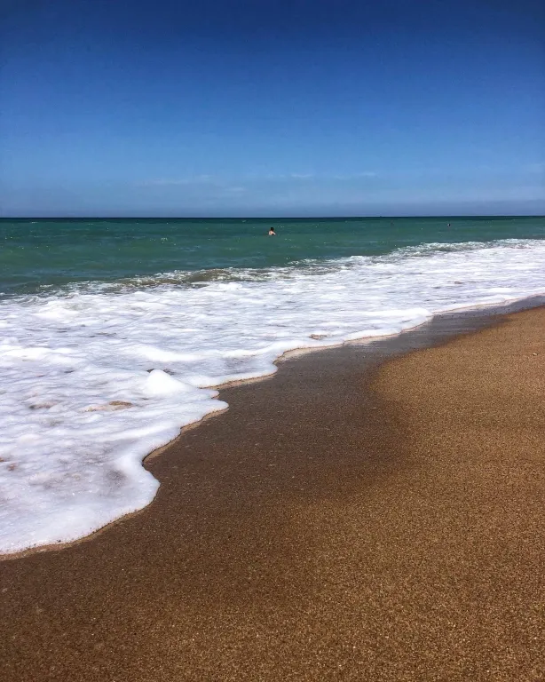 Уютный трёхместный номер на берегу моря