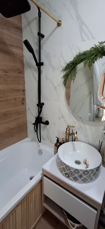 Квартира с подвесными креслами из ротанга на панорамной лоджии