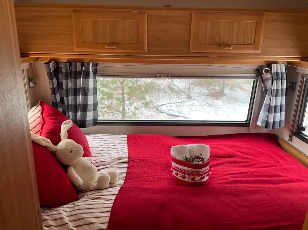 Новогодний трейлер на колесах с фотозонами