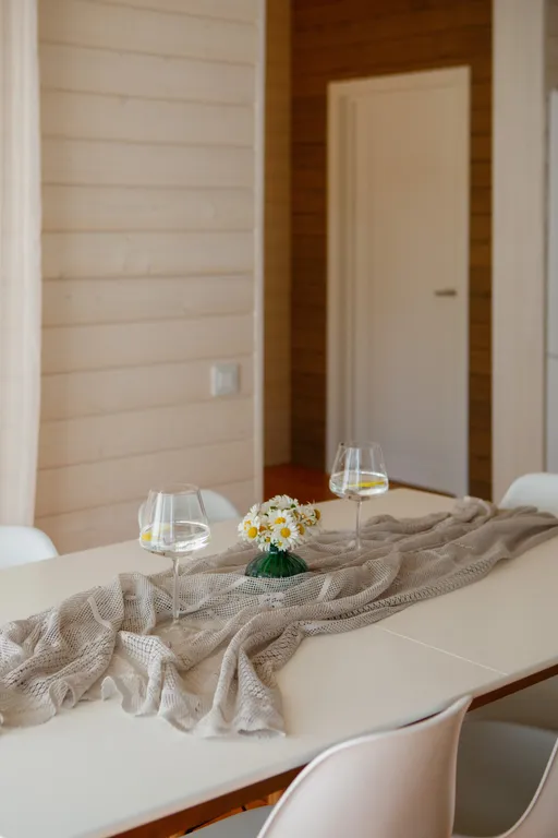 Дом с сауной и горячим чаном на участке с соснами