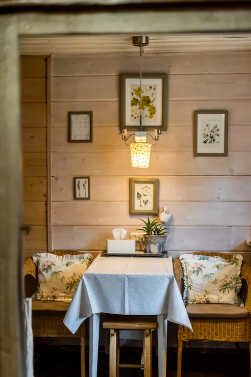 Хутор в лесу Розовый шмель