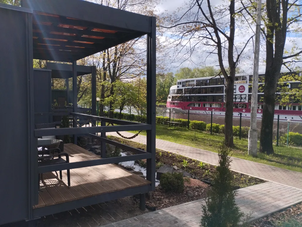 Гостевой дом в глэмпинге на берегу реки