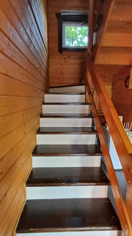 Деревянный дом в горах с видом на море