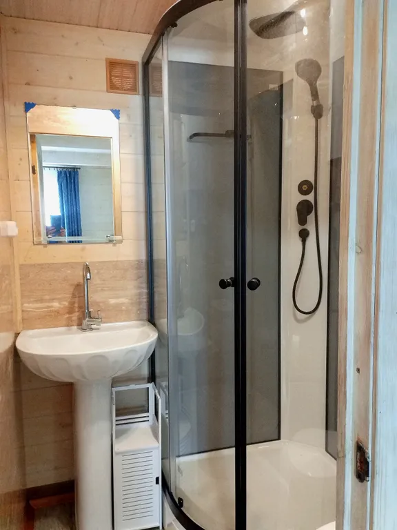 Уютный деревянный дом-бунгало