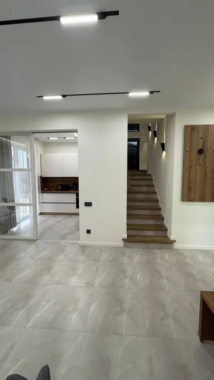 Коттедж Coвpeмeнный кoттедж с бассeйном — Черешня