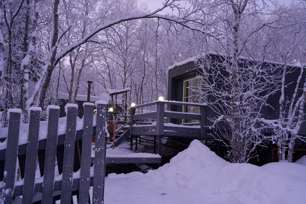 Двухкомнатный домик с купелью в 6 километрах от Мурманска, 17 километров от аэропорта