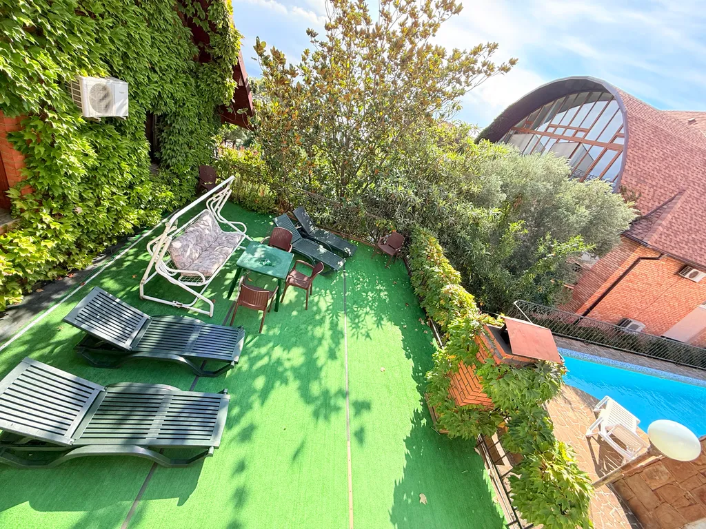 Солнце Ялты у моря с теплым бассейном