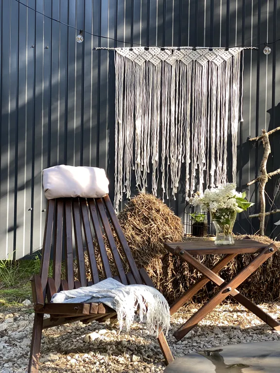 Скандинавский дом с ванной внутри и видом на лес