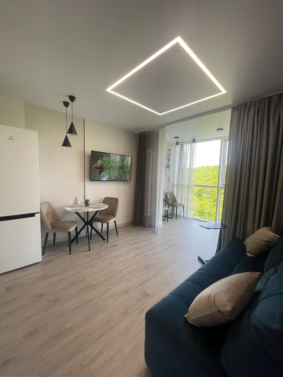 Апартаменты с панорамными окнами на лес и море и роскошным двором