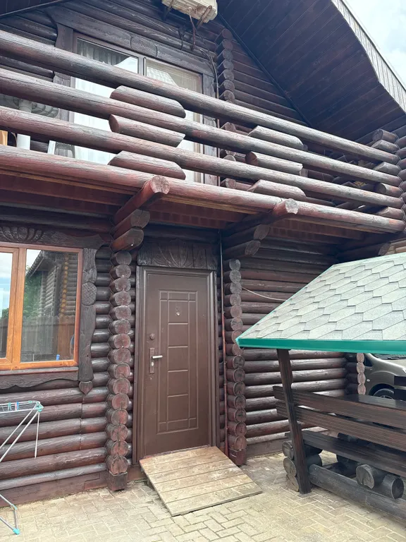 Деревянный домик возле моря