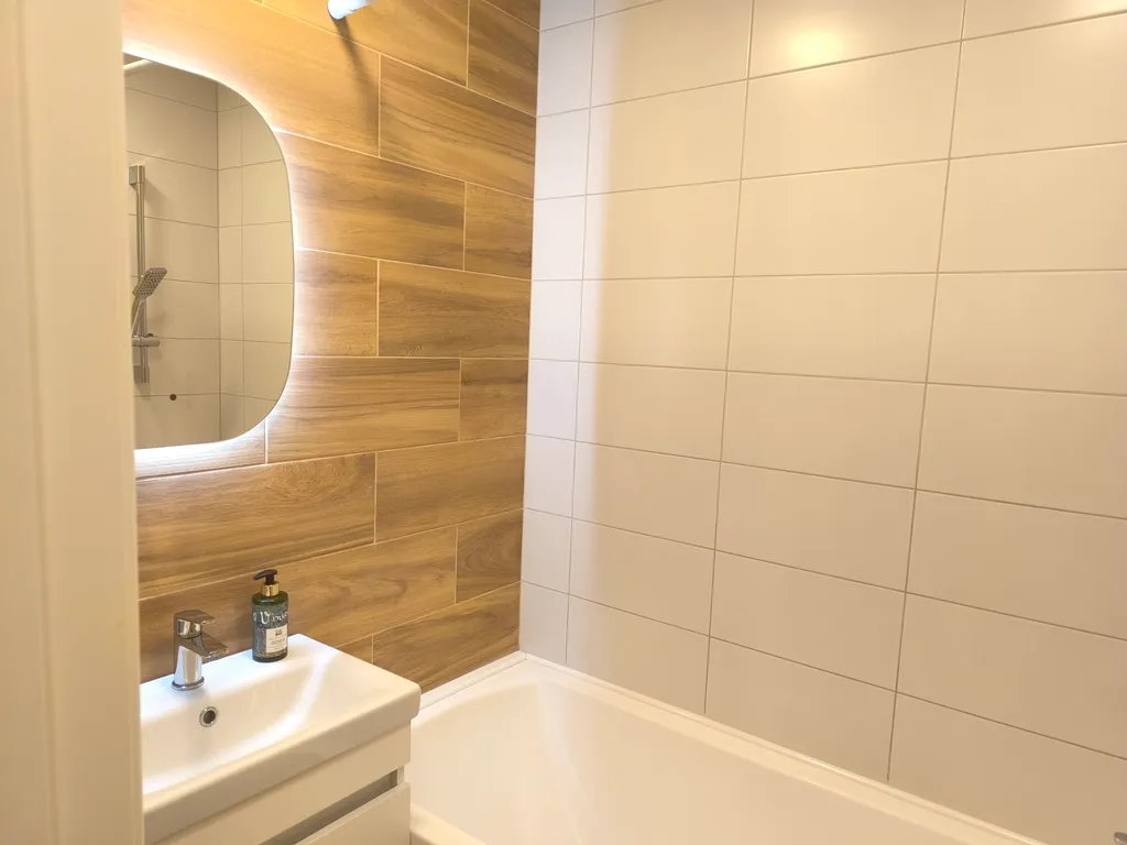 Светлая квартира с просторной кухней недалеко от центра