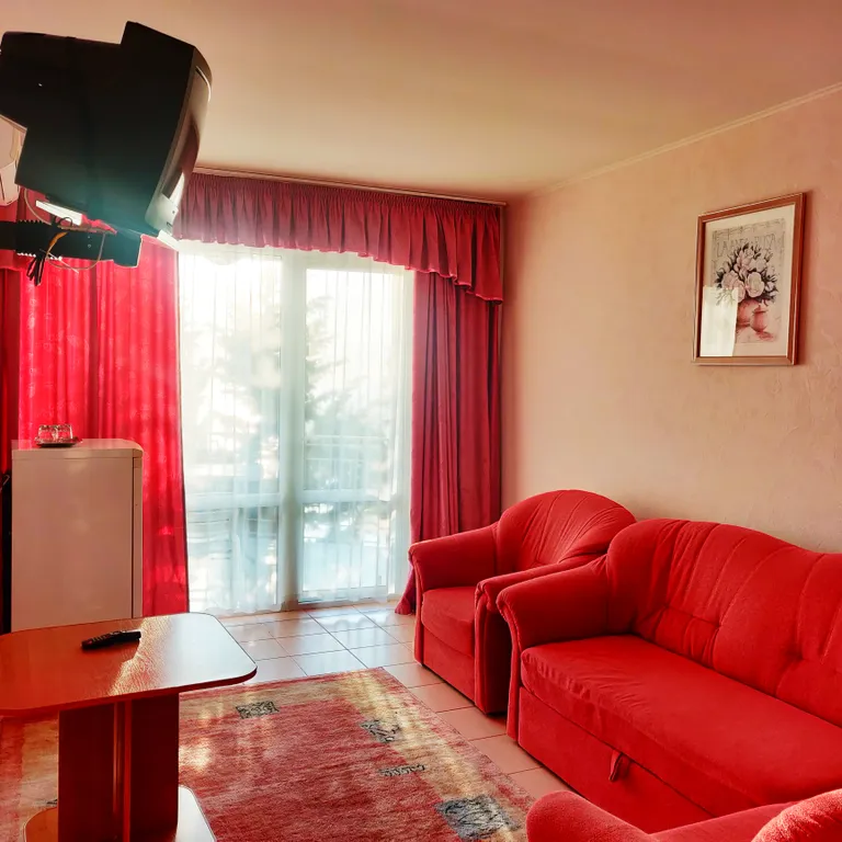 Семейный двухкомнатный номер с видом на море и большим балконом