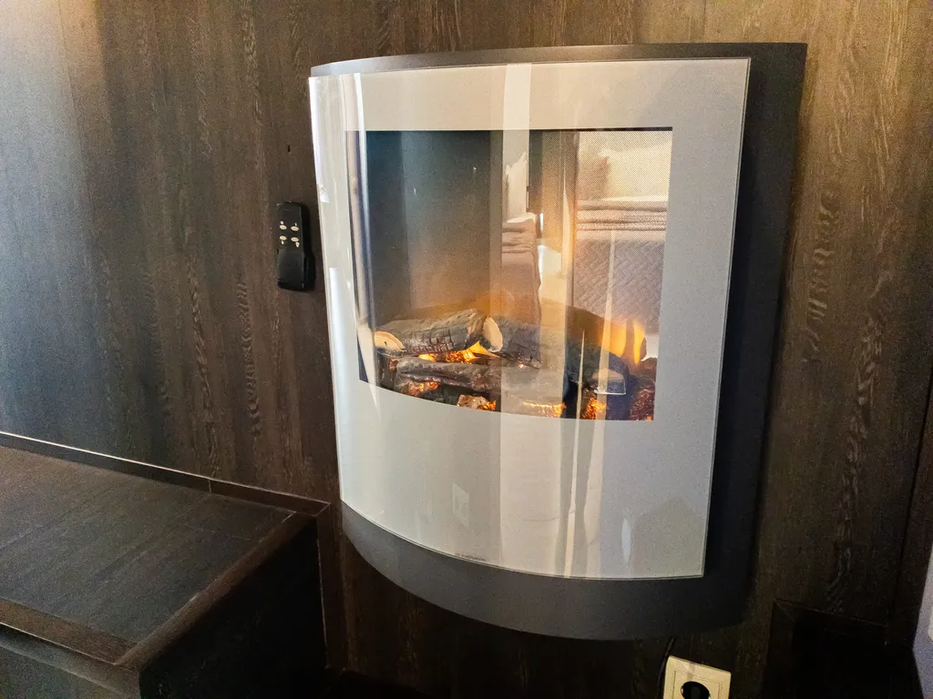 Семейная квартира с камином у ТЦ Аквамолл