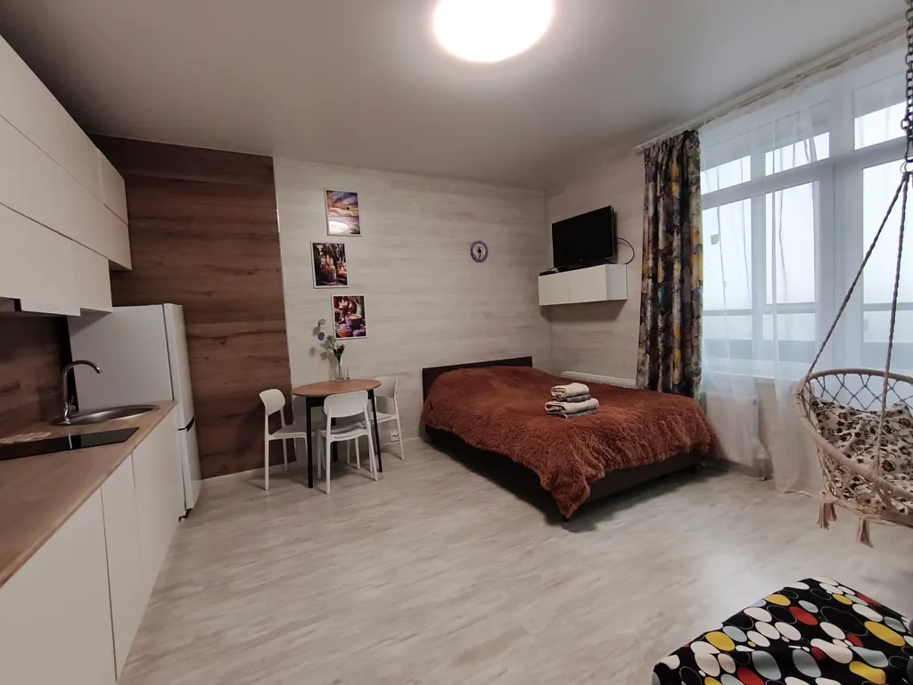 Светлая уютная студия с качелями и панорамным видом с балкон