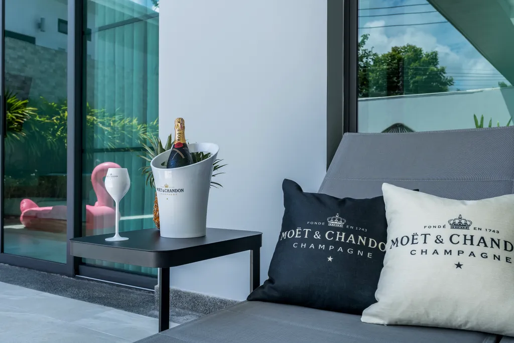 Новая вилла с бассейном, террасой и барбекю зоной, рядом с Боат авеню