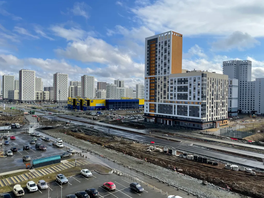 Просторная студия с лоджией и видом на город