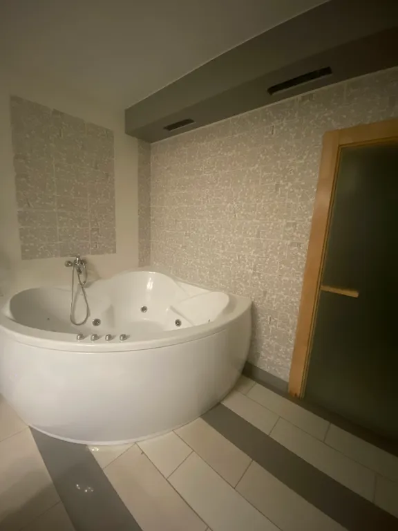 Дом с камином, бассейном, баней и джакузи