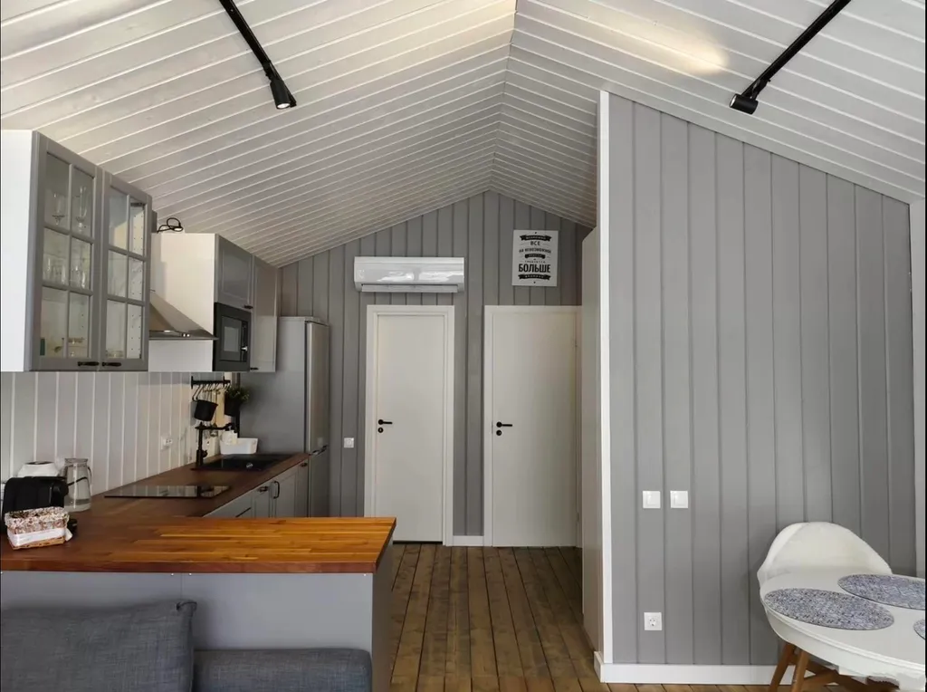 Современный уютный домик с камином на берегу реки Оки