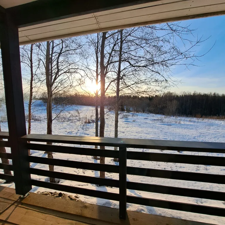 Уютный домик с видом на закат