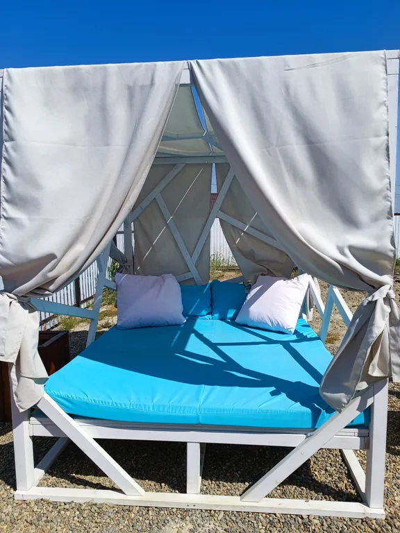 Дом с большим бассейном с видом на море