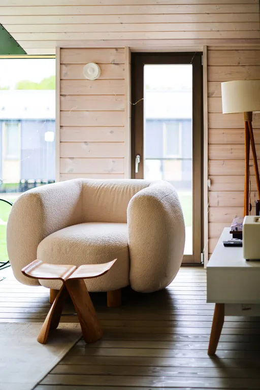 Белый дом на берегу водохранилища