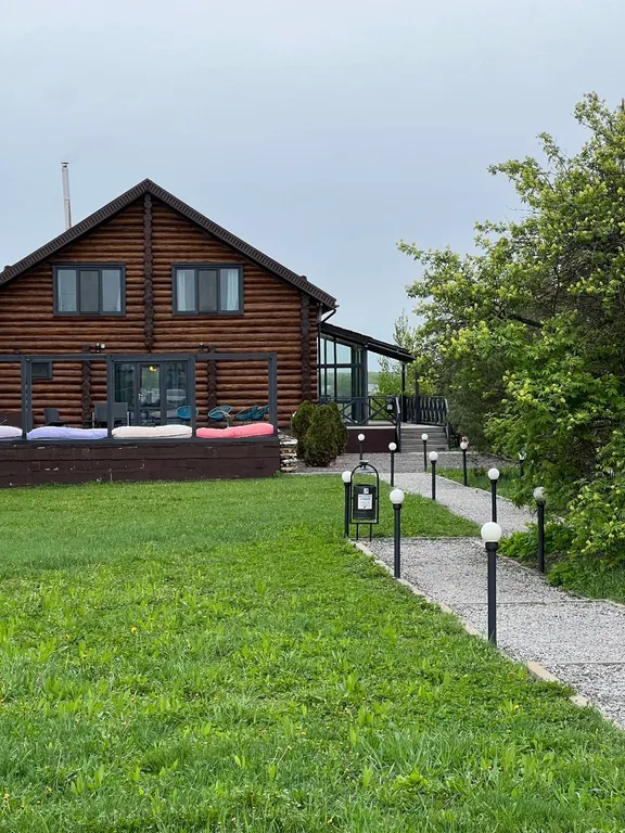 Большой дом с баней, бассейном и видом на озеро