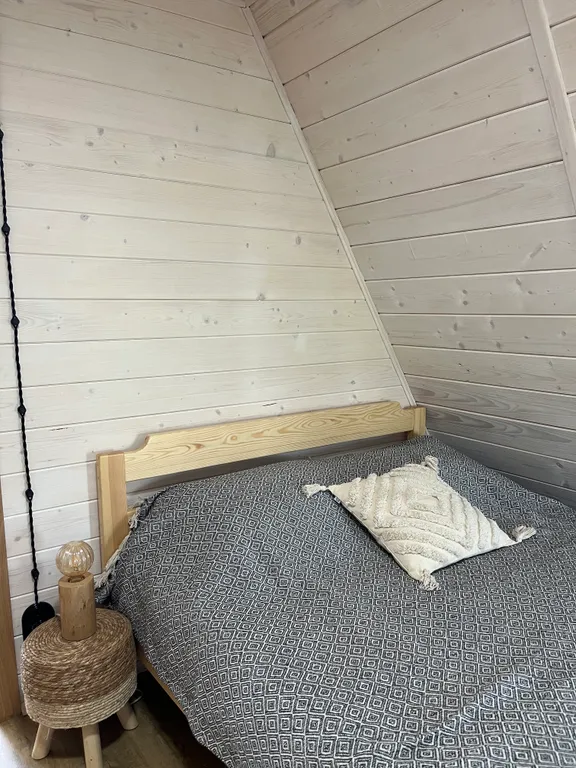 А-фрейм на берегу реки Нерль с банным чаном