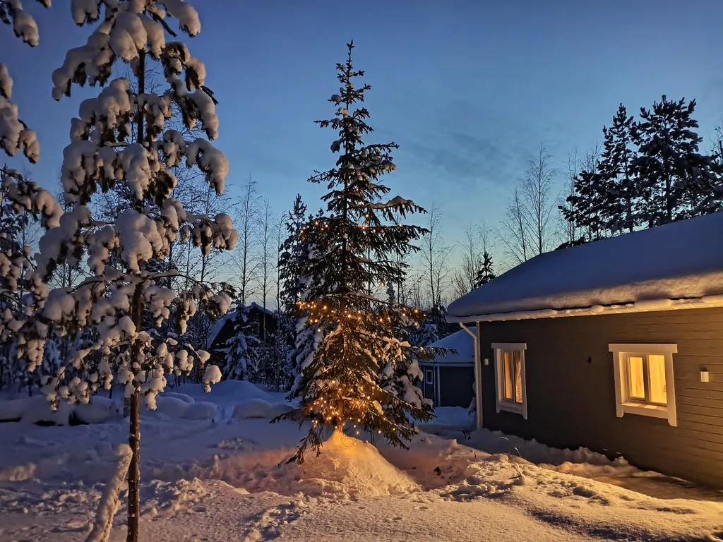 Дом и баня у скалы
